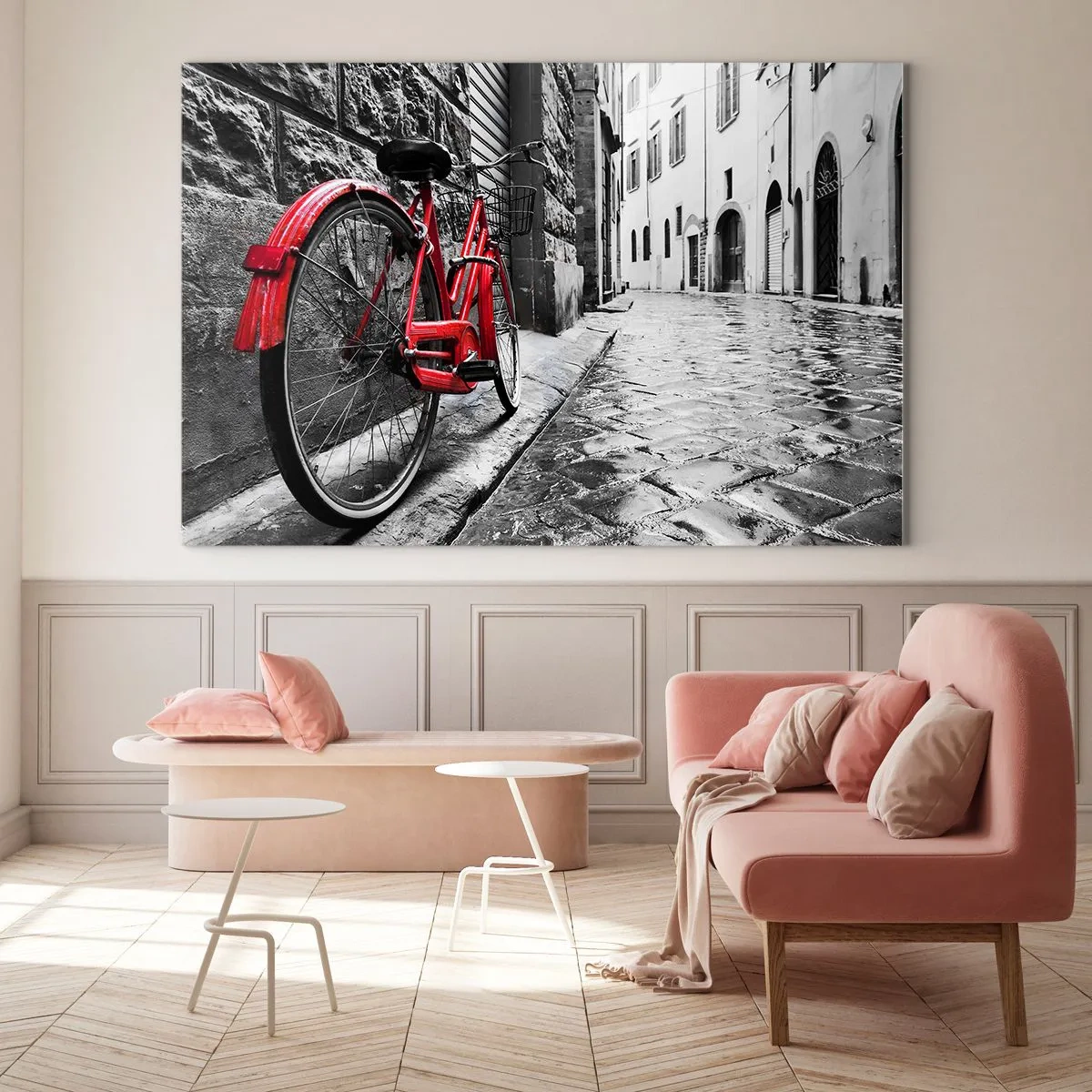 Impression sur verre - Image sur verre - Un vélo rouge sur une rue pavée avec un fond monochrome. - 100x70cm - La vraie beauté ne vieillit pas - Décoration murale moderne pour le salon et la chambre ARTTOR
