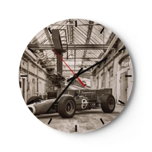 Horloge murale - Pendule murale - Une voiture de course classique dans un ancien hall industriel - 30x30cm - Le repos du guerrier - Décoration murale moderne pour le salon, la cuisine et la chambre ARTTOR