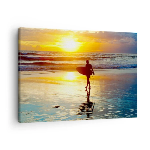 Impression sur toile - Image sur toile - Un surfeur marchant sur la plage au coucher du soleil avec une planche à la main. - 70x50cm - Le retour du guerrier - Décoration murale moderne pour le salon et la chambre ARTTOR
