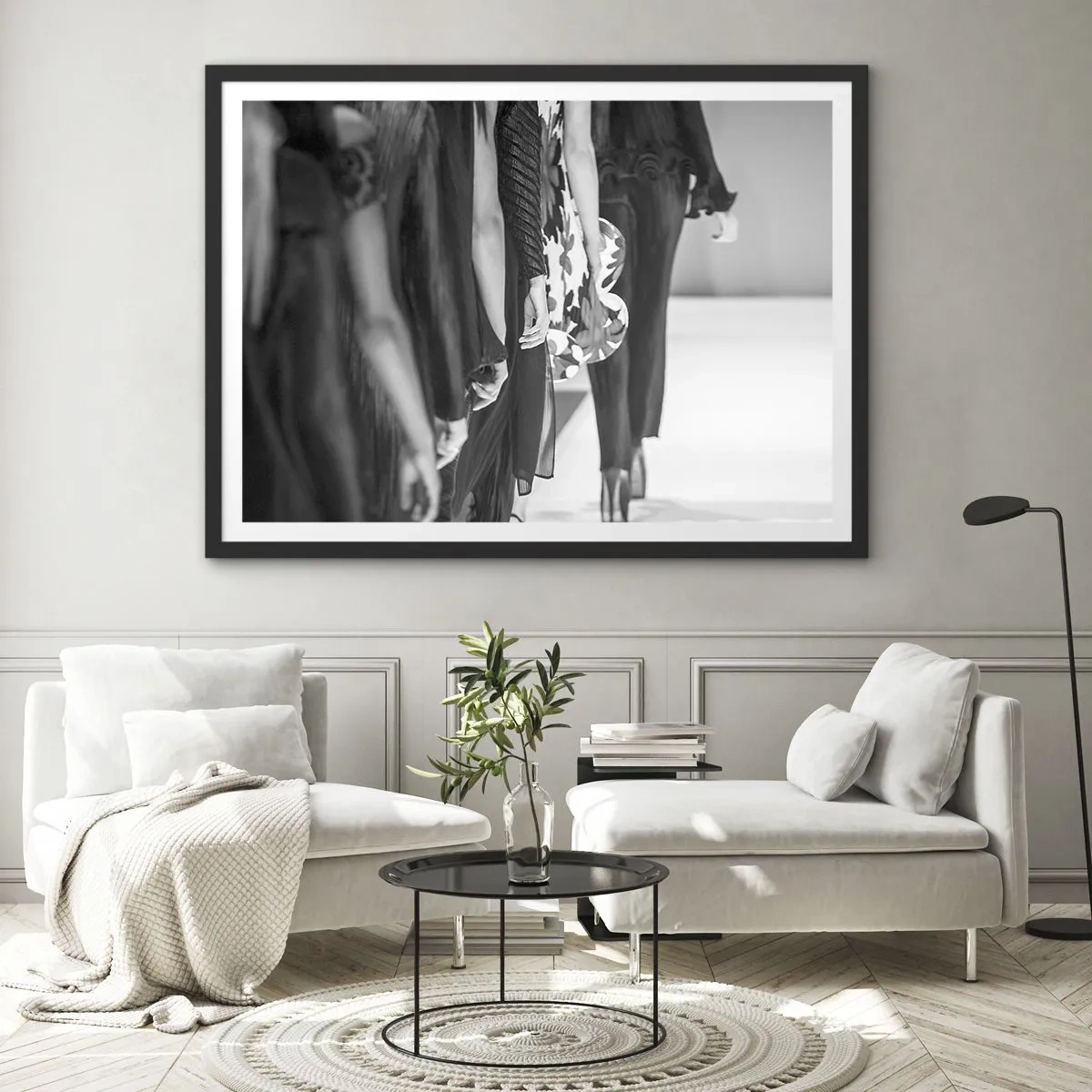 Affiche dans un cadre noir - Poster - Une scène de défilé en noir et blanc montrant les détails des robes et des silhouettes des mannequins. - 70x50cm - Un défilé stylé - Décoration murale moderne pour le salon et la chambre ARTTOR