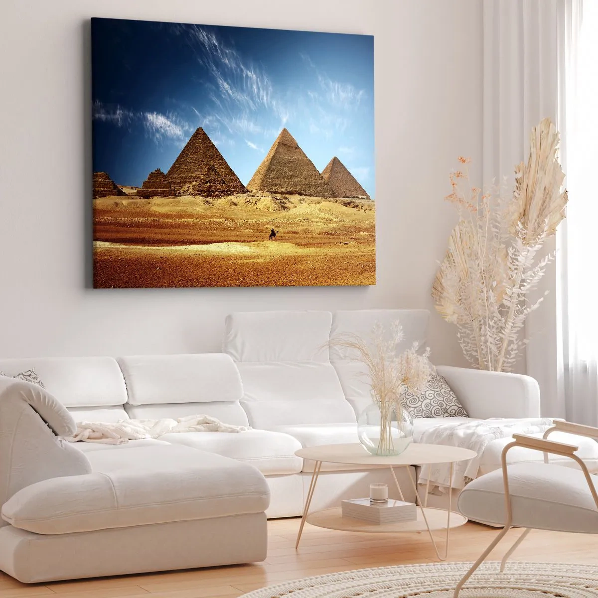 Impression sur toile - Image sur toile - Les pyramides de Gizeh contre un ciel bleu et un paysage désertique - 100x70cm - 40 siècles vous regardent - Décoration murale moderne pour le salon et la chambre ARTTOR