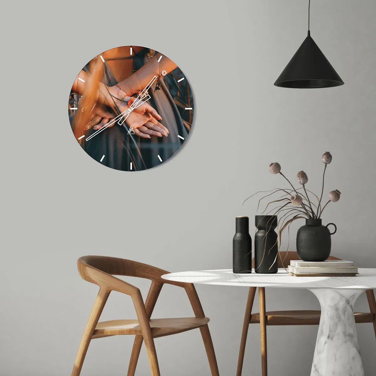 Horloge murale - Pendule murale - Gros plan de mains jointes entrelacées de plantes - 30x30cm - Liée à la nature - Décoration murale moderne pour le salon, la cuisine et la chambre ARTTOR