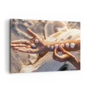 Impression sur toile - Image sur toile - Mains avec des coquillages disposés sur le fond de sable - 100x70cm - La beauté à portée de main - Décoration murale moderne pour le salon et la chambre ARTTOR