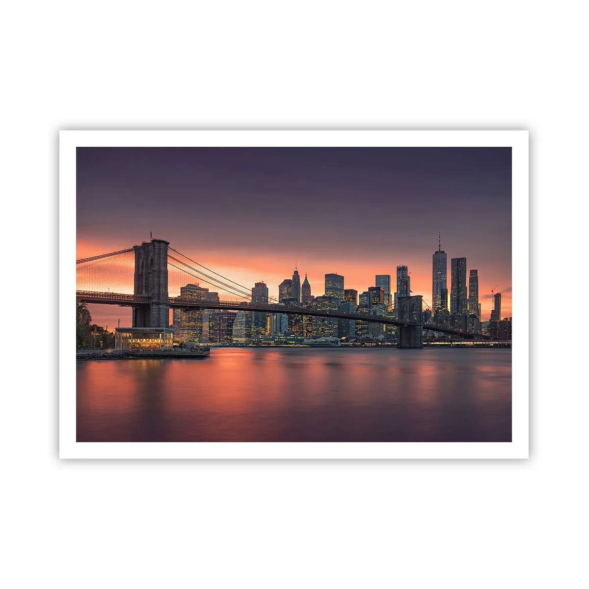 Affiche - Poster - Panorama nocturne de la ville avec un pont et un ciel illuminé - 100x70cm - Immergé dans le silence lilas - Décoration murale moderne pour le salon et la chambre ARTTOR