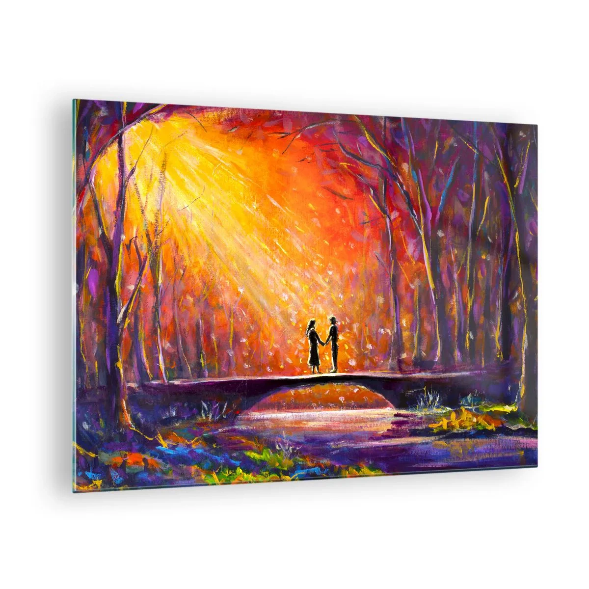 Impression sur verre - Image sur verre - Un couple sur un pont à la lumière du soleil couchant, entouré d'arbres. - 70x50cm - Le ciel les aime aussi - Décoration murale moderne pour le salon et la chambre ARTTOR