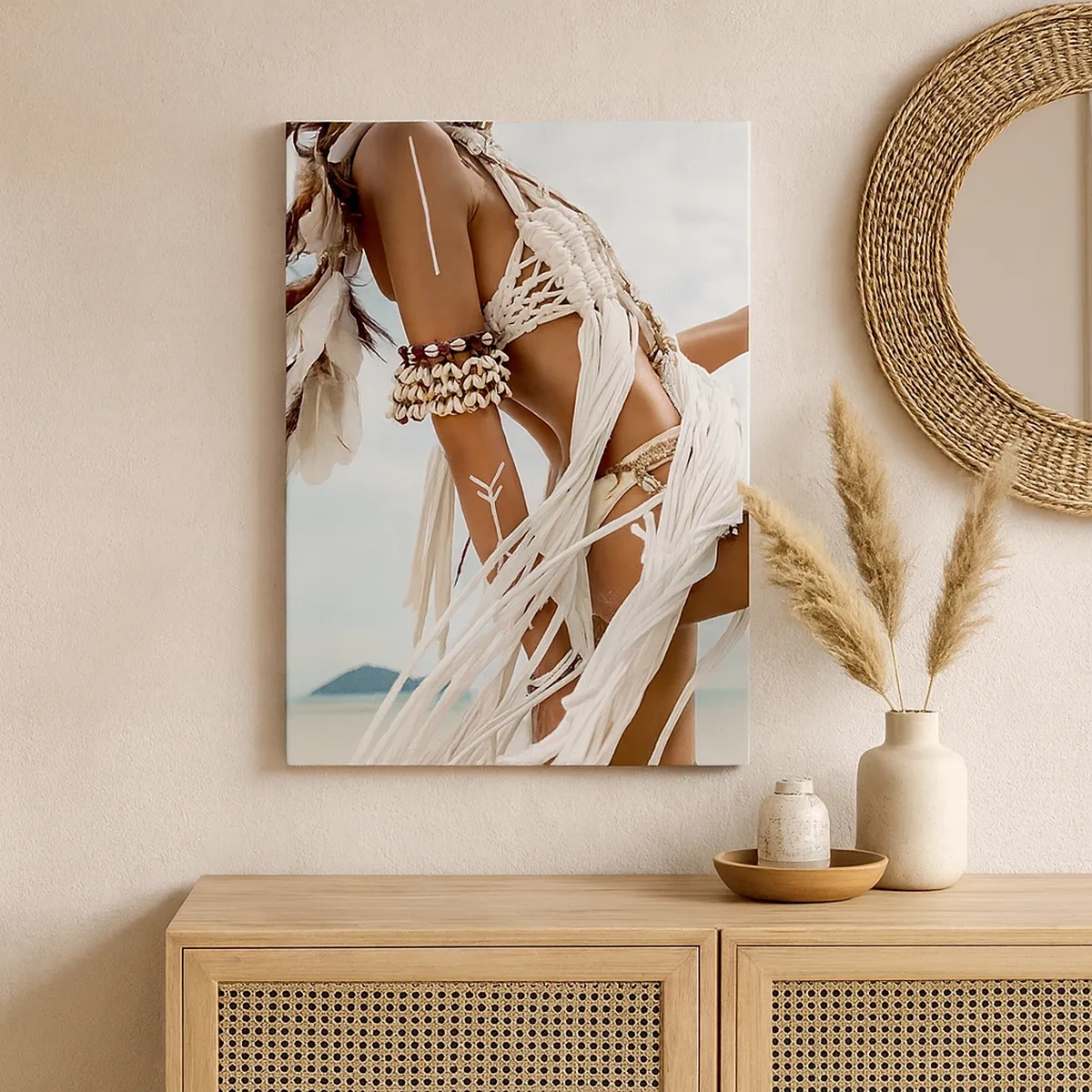 Impression sur toile - Image sur toile - Figure d'une femme portant des ornements et des vêtements ethniques sur fond de paysage tropical. - 50x70cm - Prêtresse du soleil - Décoration murale moderne pour le salon et la chambre ARTTOR