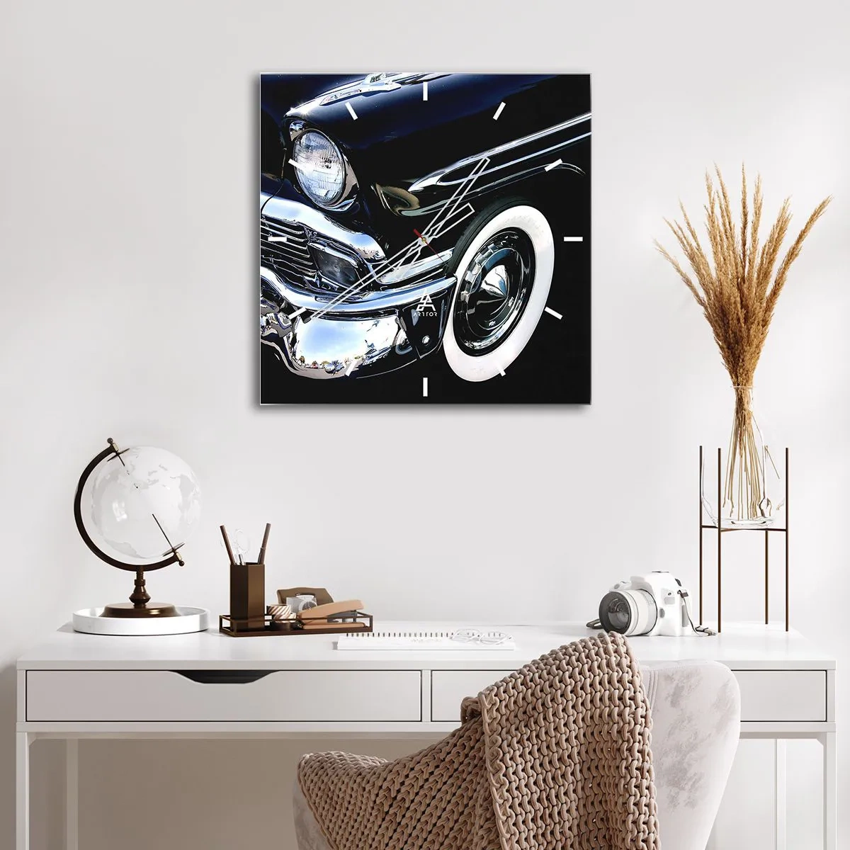 Horloge murale - Pendule murale - Gros plan du phare et du garde-boue d'une voiture classique noire - 30x30cm - Classique en argent, noir et blanc - Décoration murale moderne pour le salon et la chambre ARTTOR