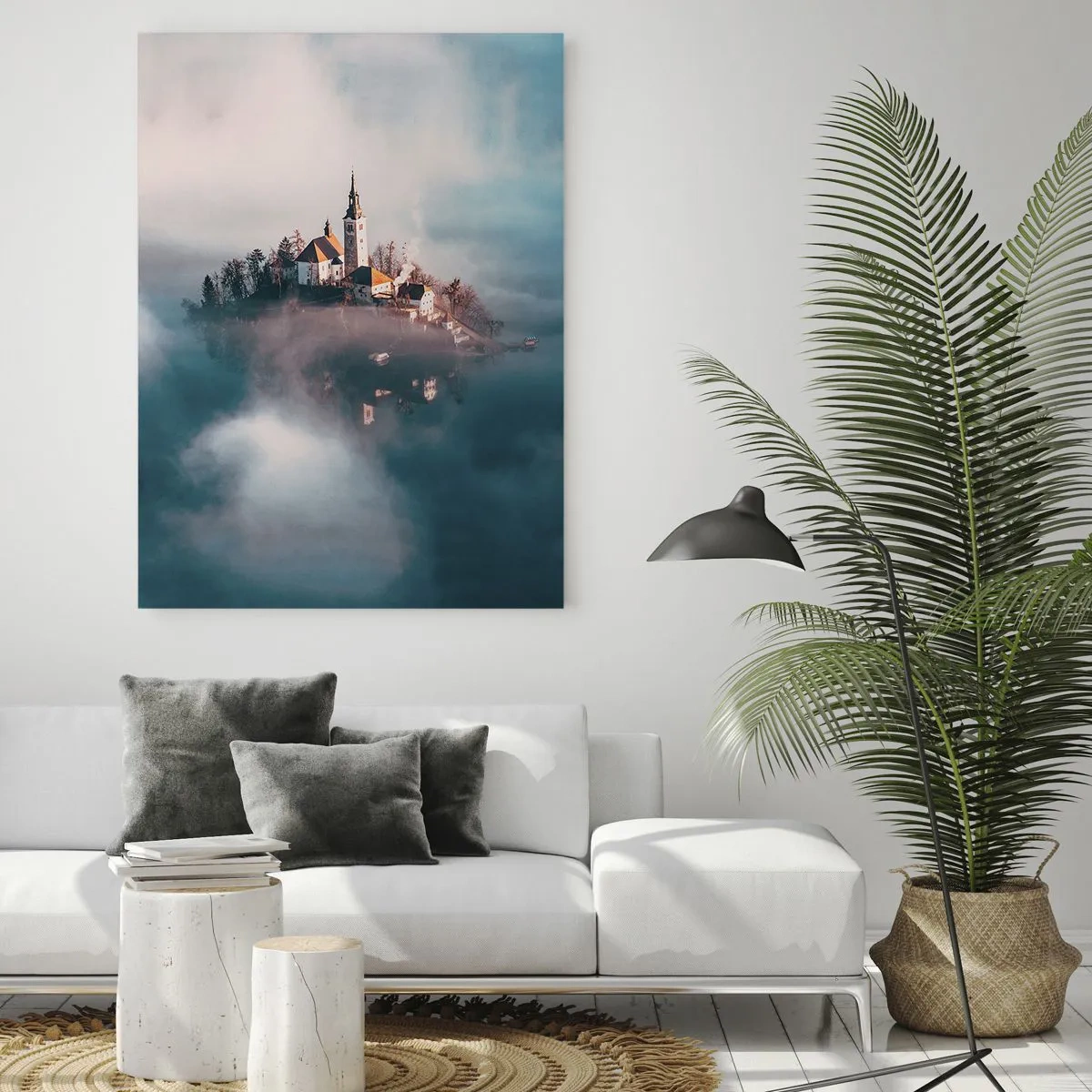 Impression sur verre - Image sur verre - Une île avec une église entourée de brouillard sur un lac calme - 50x70cm - Île de rêve - Décoration murale moderne pour le salon et la chambre ARTTOR