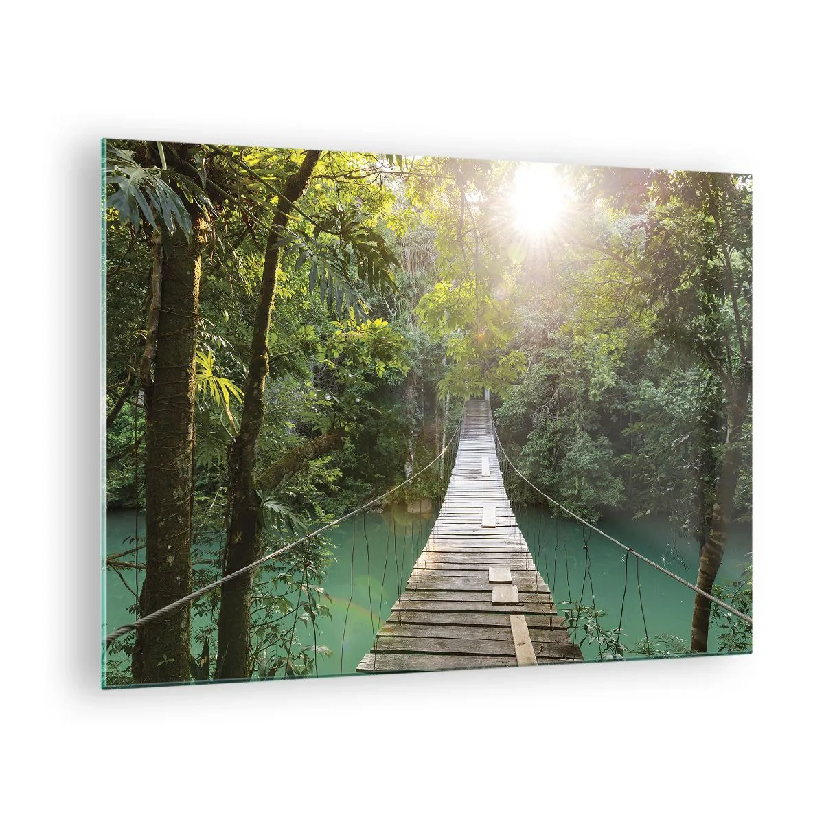 Impression sur verre - Image sur verre - Un pont suspendu dans une forêt tropicale illuminée par la lumière du soleil. - 70x50cm - De l'eau azur à la forêt azur - Décoration murale moderne pour le salon et la chambre ARTTOR