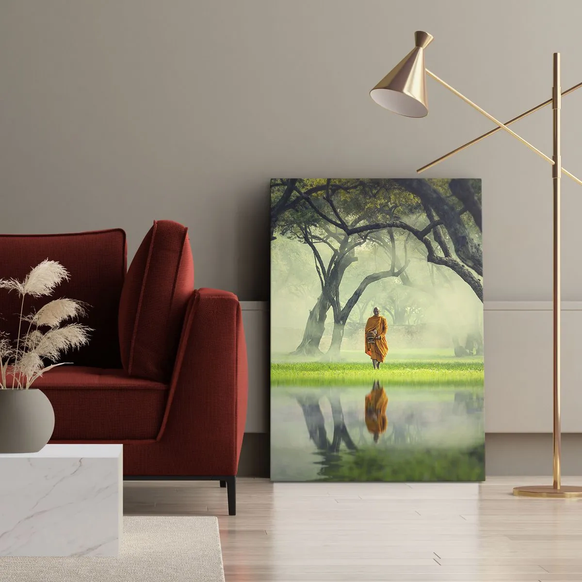 Impression sur toile - Image sur toile - Un moine en robe orange dans une forêt avec un fond brumeux et un reflet dans l'eau. - 50x70cm - En route vers l'illumination - Décoration murale moderne pour le salon et la chambre ARTTOR