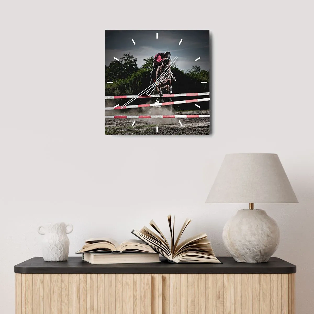 Horloge murale - Pendule murale - Un cavalier sur un cheval sautant par-dessus un obstacle sur une piste de course - 30x30cm - Ensemble pour la victoire - Décoration murale moderne pour le salon et la chambre ARTTOR