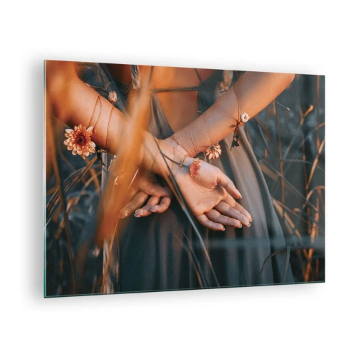Impression sur verre - Image sur verre - Gros plan des mains jointes d'une femme avec des fleurs sur un fond herbeux - 70x50cm - Liée à la nature - Décoration murale moderne pour le salon et la chambre ARTTOR