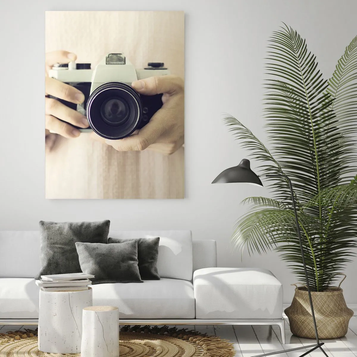 Impression sur verre - Image sur verre - Appareil photo rétro tenu en main sur un fond clair - 70x100cm - Pour voir plus ... - Décoration murale moderne pour le salon et la chambre ARTTOR