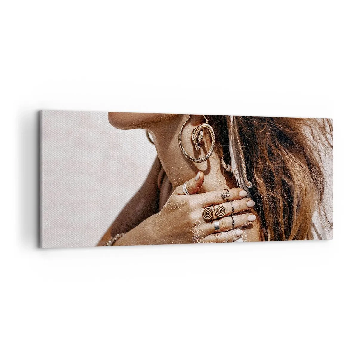 Impression sur toile - Image sur toile - Femme élégante avec des bijoux sur un fond de sable clair - 120x50cm - Reine des plages sauvages - Décoration murale moderne pour le salon et la chambre ARTTOR
