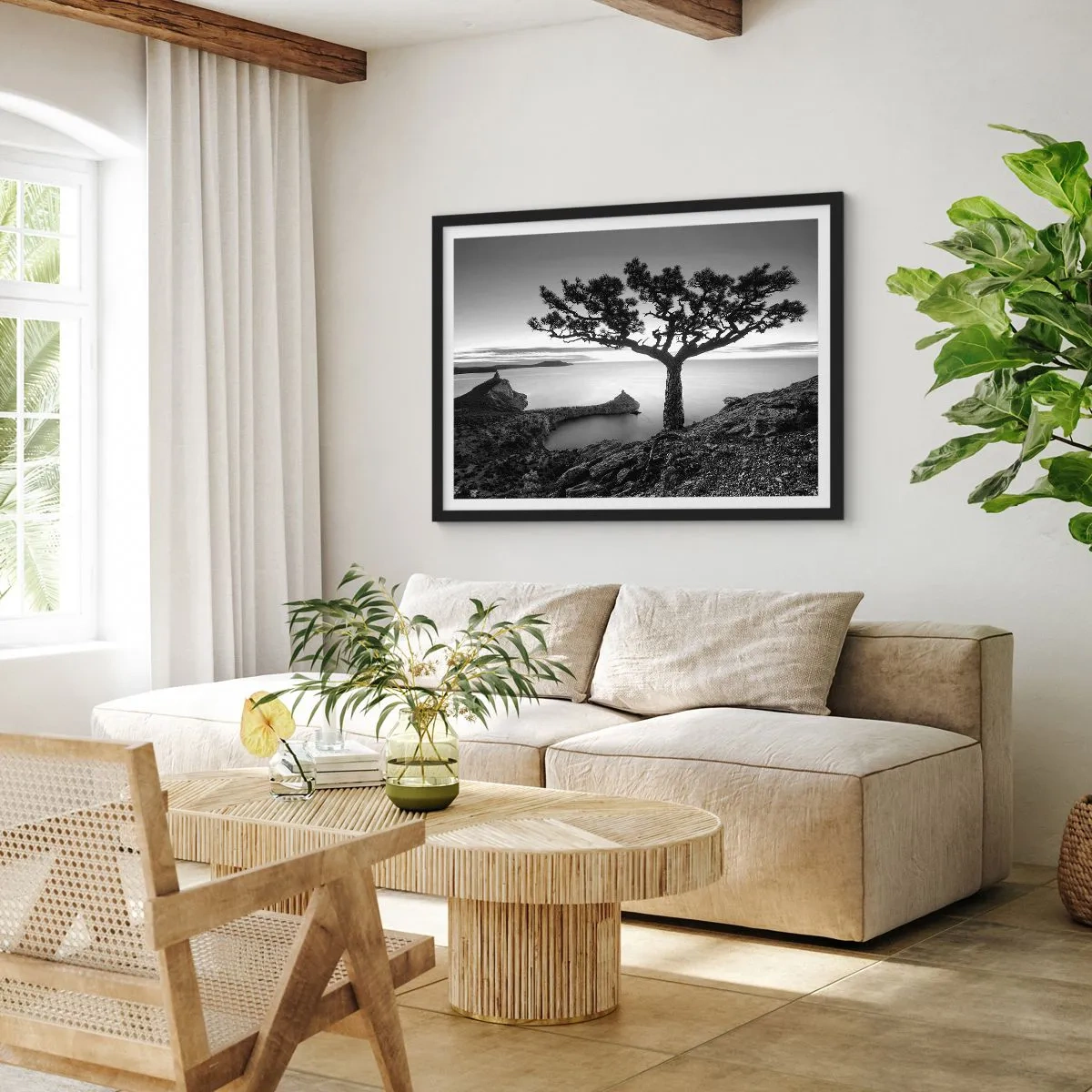 Affiche dans un cadre noir - Poster - Paysage noir et blanc avec un arbre solitaire sur une falaise au-dessus de la mer - 70x50cm - Paix jusqu'à l'horizon - Décoration murale moderne pour le salon et la chambre ARTTOR