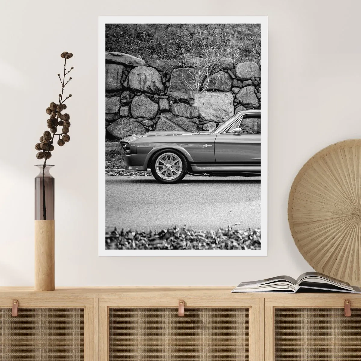 Affiche - Poster - Voiture classique noire et blanche contre un mur de pierre - 50x70cm - Légende des années 60 - Décoration murale moderne pour le salon et la chambre ARTTOR