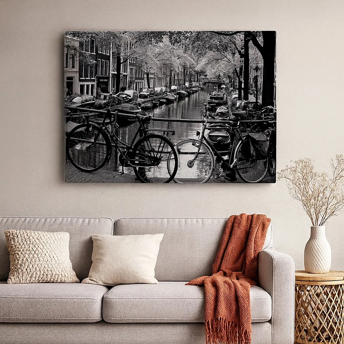 Impression sur toile - Image sur toile - Canal avec des vélos en photographie noir et blanc - 70x50cm - Une vue très hollandaise - Décoration murale moderne pour le salon et la chambre ARTTOR