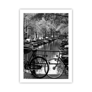 Affiche - Poster - Vue en noir et blanc d'un canal avec des vélos à Amsterdam - 50x70cm - Une vue très hollandaise - Décoration murale moderne pour le salon et la chambre ARTTOR