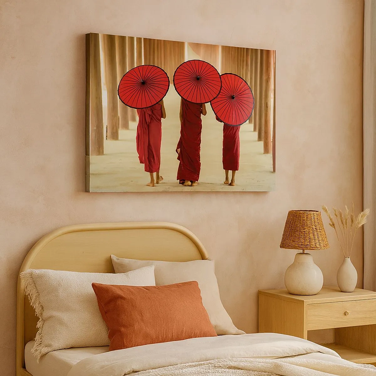 Impression sur toile - Image sur toile - Trois moines avec des parapluies rouges dans l'architecture traditionnelle - 70x50cm - Sur la route du pays pure - Décoration murale moderne pour le salon et la chambre ARTTOR
