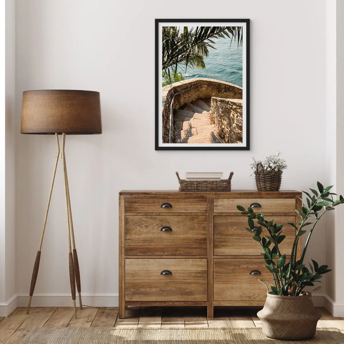 Affiche dans un cadre noir - Poster - Un escalier en colimaçon en pierre menant vers la mer, bordé de palmiers - 50x70cm - Sous le soleil d'Italie - Décoration murale moderne pour le salon et la chambre ARTTOR