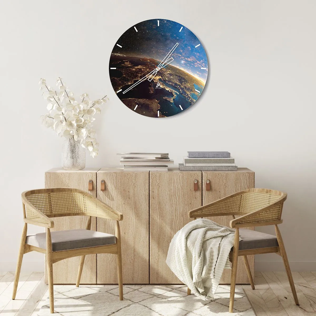 Horloge murale - Pendule murale - Vue de la Terre depuis l'espace avec les continents illuminés - 30x30cm - Regardons-nous de loin - Décoration murale moderne pour le salon, la cuisine et la chambre ARTTOR