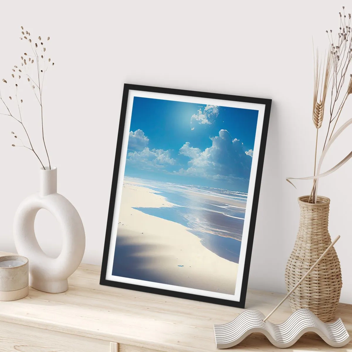 Affiche dans un cadre noir - Poster - Une plage ensoleillée avec le ciel reflété dans l'eau - 50x70cm - Des vacances paradisiaques - Décoration murale moderne pour le salon et la chambre ARTTOR