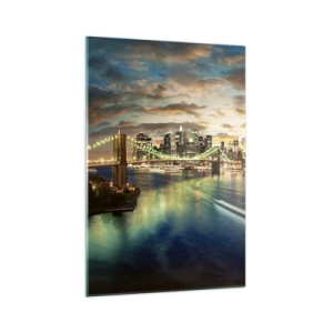 Impression sur verre - Image sur verre - Un pont illuminé avec la ville en arrière-plan, avec des lumières reflétées dans l'eau. - 70x100cm - Une soirée lumineuse sur Manhattan - Décoration murale moderne pour le salon et la chambre ARTTOR