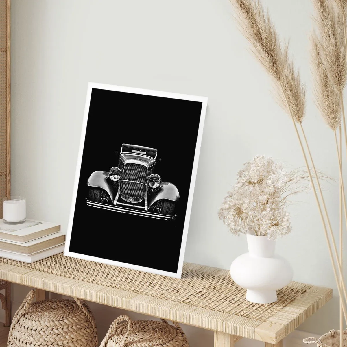 Affiche - Poster - Photographie en noir et blanc d'une voiture classique sur fond noir - 50x70cm - Un vrai gentleman - Décoration murale moderne pour le salon et la chambre ARTTOR