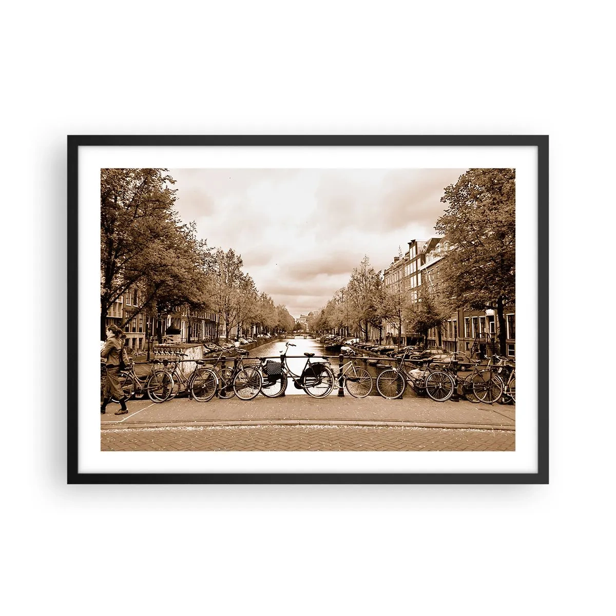 Affiche dans un cadre noir - Poster - Pont cyclable sur le canal en sépia - 70x50cm - Ambiance hollandaise - Décoration murale moderne pour le salon et la chambre ARTTOR