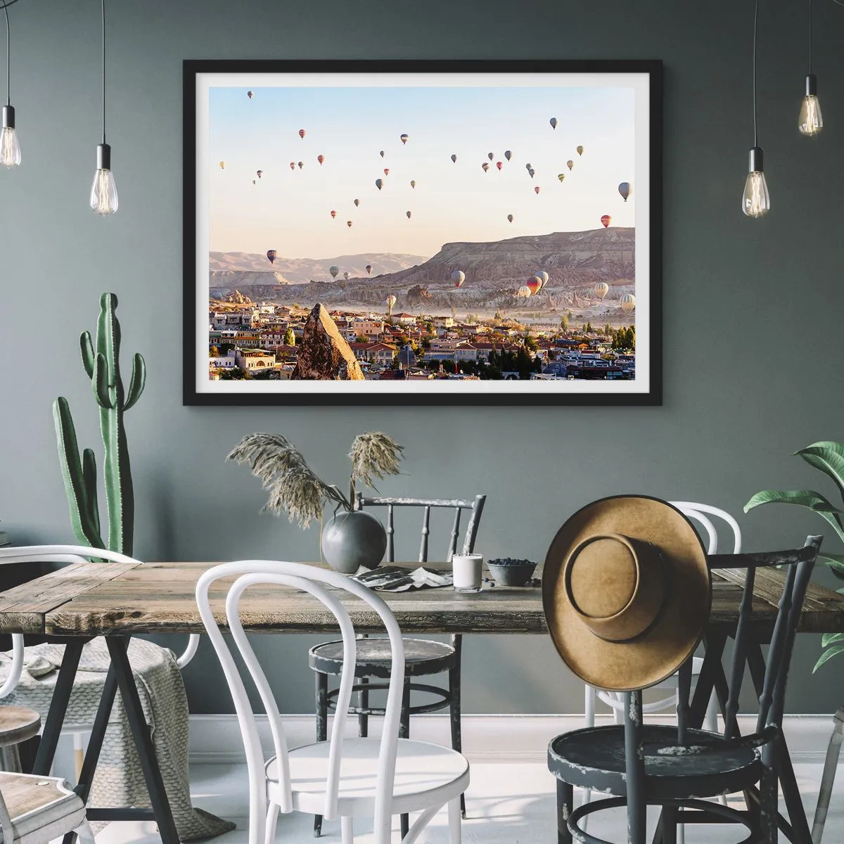 Affiche dans un cadre noir - Poster - Cappadoce avec des ballons sur fond de collines pittoresques - 70x50cm - Comme des navires dans le ciel - Décoration murale moderne pour le salon et la chambre ARTTOR