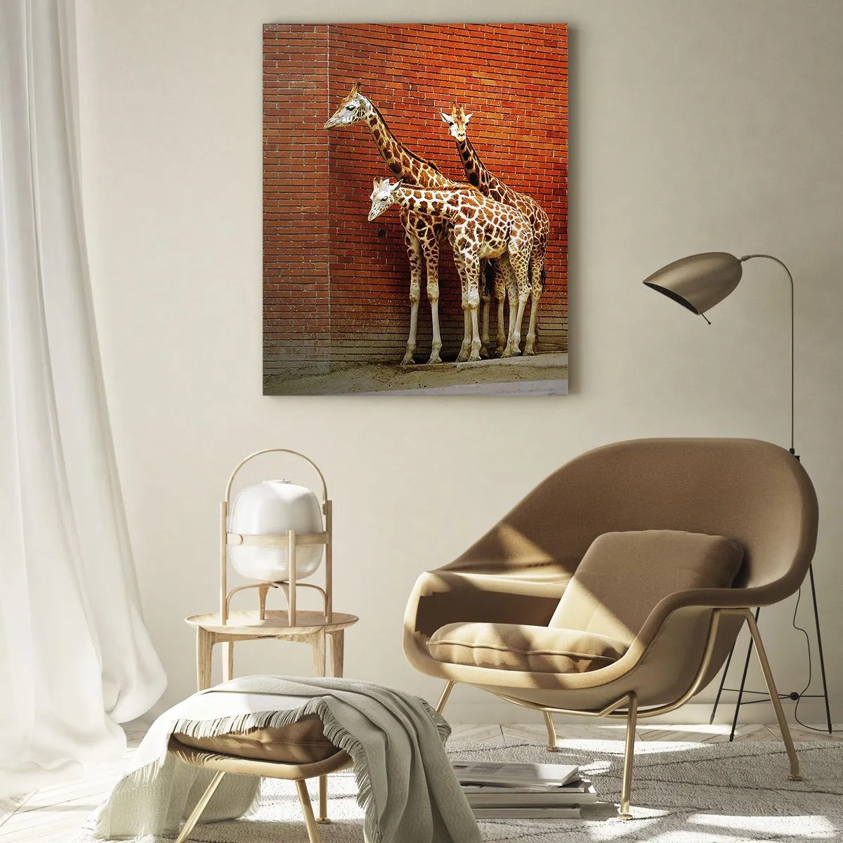 Impression sur verre - Image sur verre - Quatre girafes contre un mur de briques dans un décor artistique - 80x120cm - Voyez-vous des acacias ? - Décoration murale moderne pour le salon et la chambre ARTTOR
