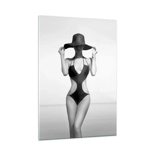 Impression sur verre - Image sur verre - Une femme en maillot de bain noir et chapeau contre la mer - 50x70cm - Mon prénom? Élégance - Décoration murale moderne pour le salon et la chambre ARTTOR