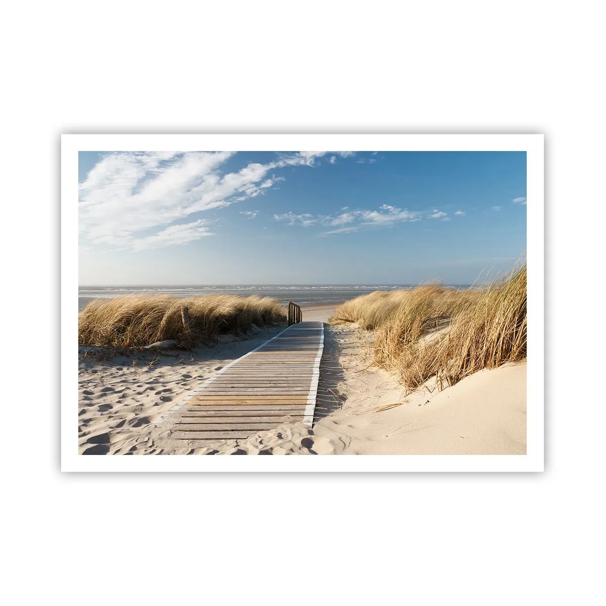 Affiche - Poster - Un chemin en bois mène à travers les dunes jusqu'à la mer calme - 100x70cm - Derrière la dune, dans le bruissement de l'herbe - Décoration murale moderne pour le salon et la chambre ARTTOR