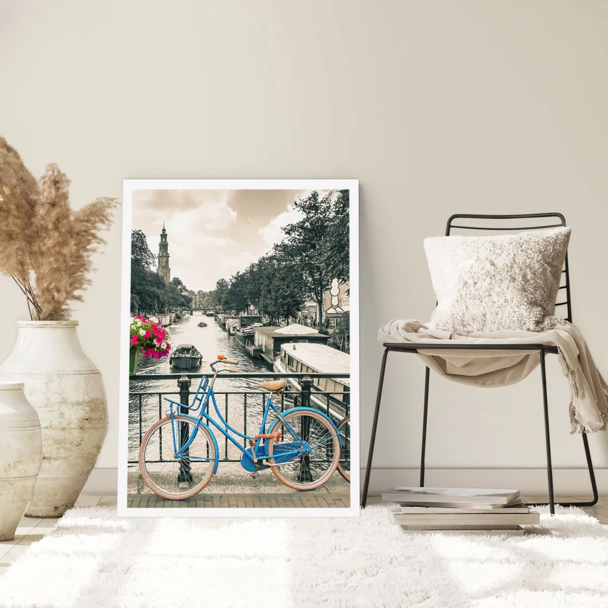 Affiche - Poster - Un vélo bleu sur fond de canal à Amsterdam - 50x70cm - Couleurs de rue d'Amsterdam - Décoration murale moderne pour le salon et la chambre ARTTOR