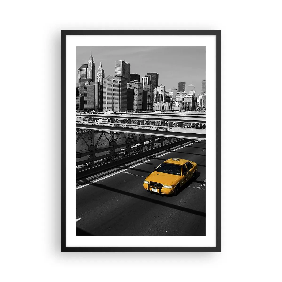 Affiche dans un cadre noir - Poster - Un taxi jaune sur un fond de ville noir et blanc - 50x70cm - Couleur de la grande ville - Décoration murale moderne pour le salon et la chambre ARTTOR