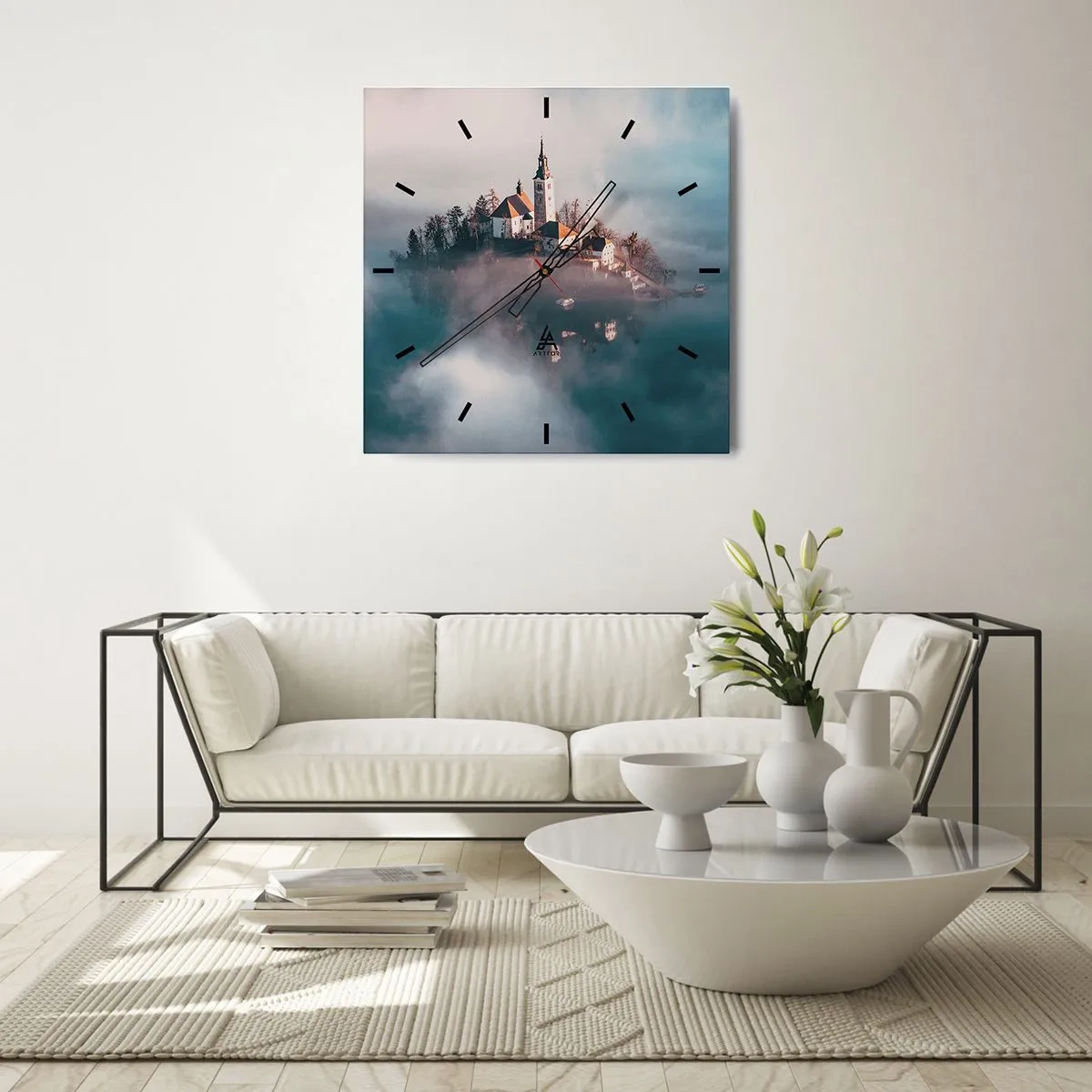 Horloge murale - Pendule murale - Une île pittoresque avec une église entourée de brouillard - 30x30cm - Île de rêve - Décoration murale moderne pour le salon et la chambre ARTTOR