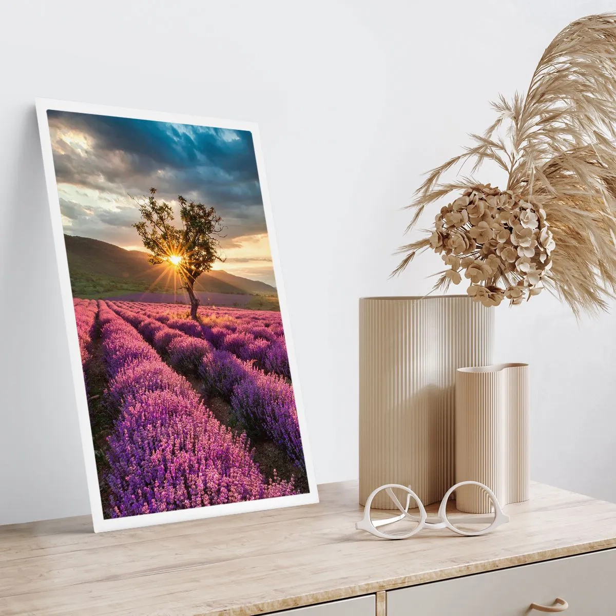 Affiche - Poster - Un champ de lavande avec un arbre solitaire et un coucher de soleil - 50x70cm - Arôme de couleur lilas - Décoration murale moderne pour le salon et la chambre ARTTOR