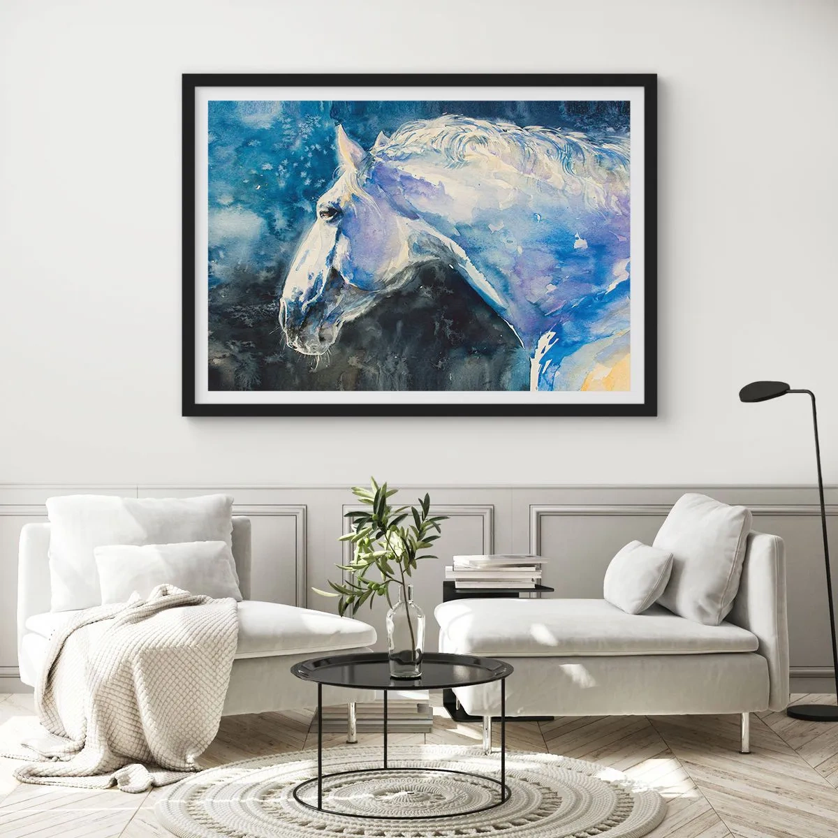 Affiche dans un cadre noir - Poster - Portrait d'un cheval dans des tons de bleu avec un effet aquarelle pictural. - 70x50cm - Portrait dans une lueur azur - Décoration murale moderne pour le salon et la chambre ARTTOR