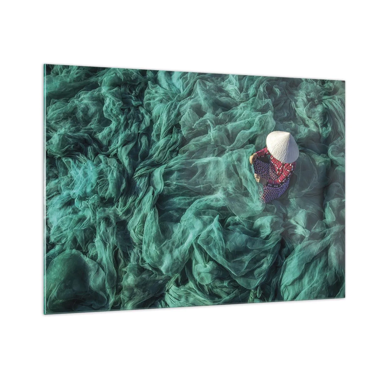 Impression sur verre - Image sur verre - Une femme portant un chapeau traditionnel réparant des filets - 100x70cm - Dans une mer de filet - Décoration murale moderne pour le salon et la chambre ARTTOR