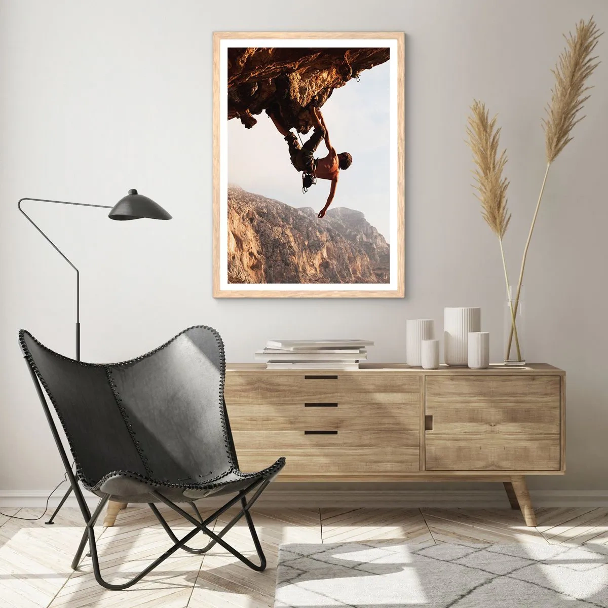 Affiche dans un chêne clair - Poster - Le monde rétréci dans une main sur une coupe de rocher - 30x40 cm