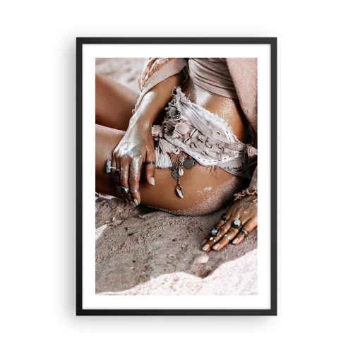 Affiche dans un cadre noir - Poster - Femme de style bohème sur une plage de sable avec des décorations de coquillages - 50x70cm - Rejeté par la vague? - Décoration murale moderne pour le salon et la chambre ARTTOR
