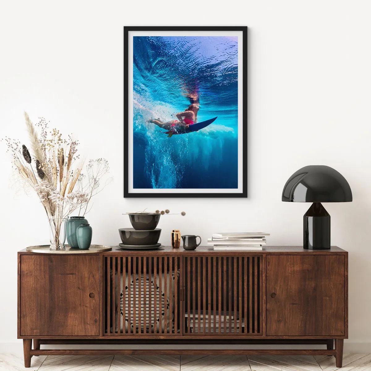 Affiche dans un cadre noir - Poster - Un surfeur immergé dans les profondeurs turquoise de l'océan - 50x70cm - Joie profonde - Décoration murale moderne pour le salon et la chambre ARTTOR