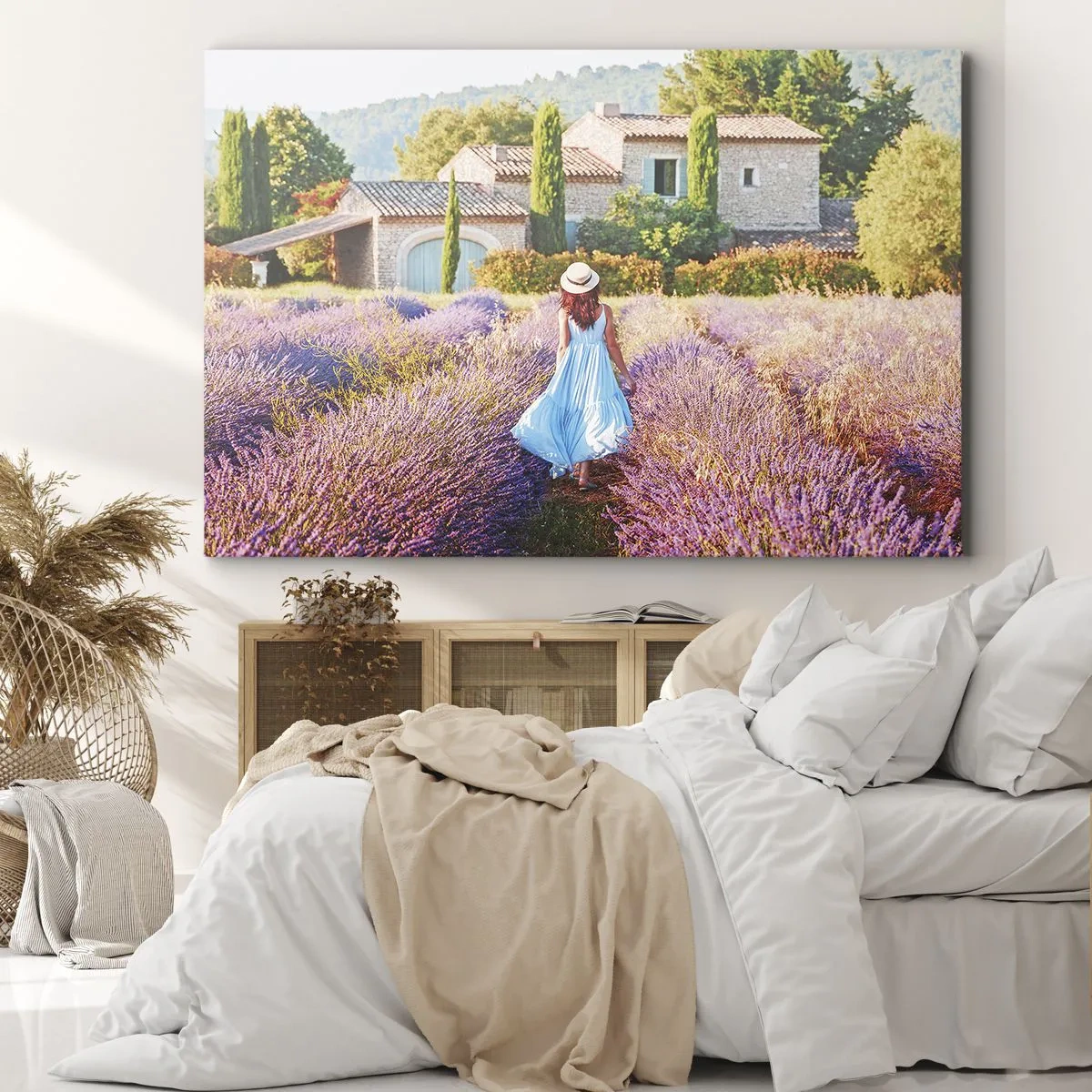 Impression sur toile - Image sur toile - Une femme en robe bleue marchant dans un champ de lavande avec vue sur une maison. - 70x50cm - Fille de la lavande - Décoration murale moderne pour le salon et la chambre ARTTOR