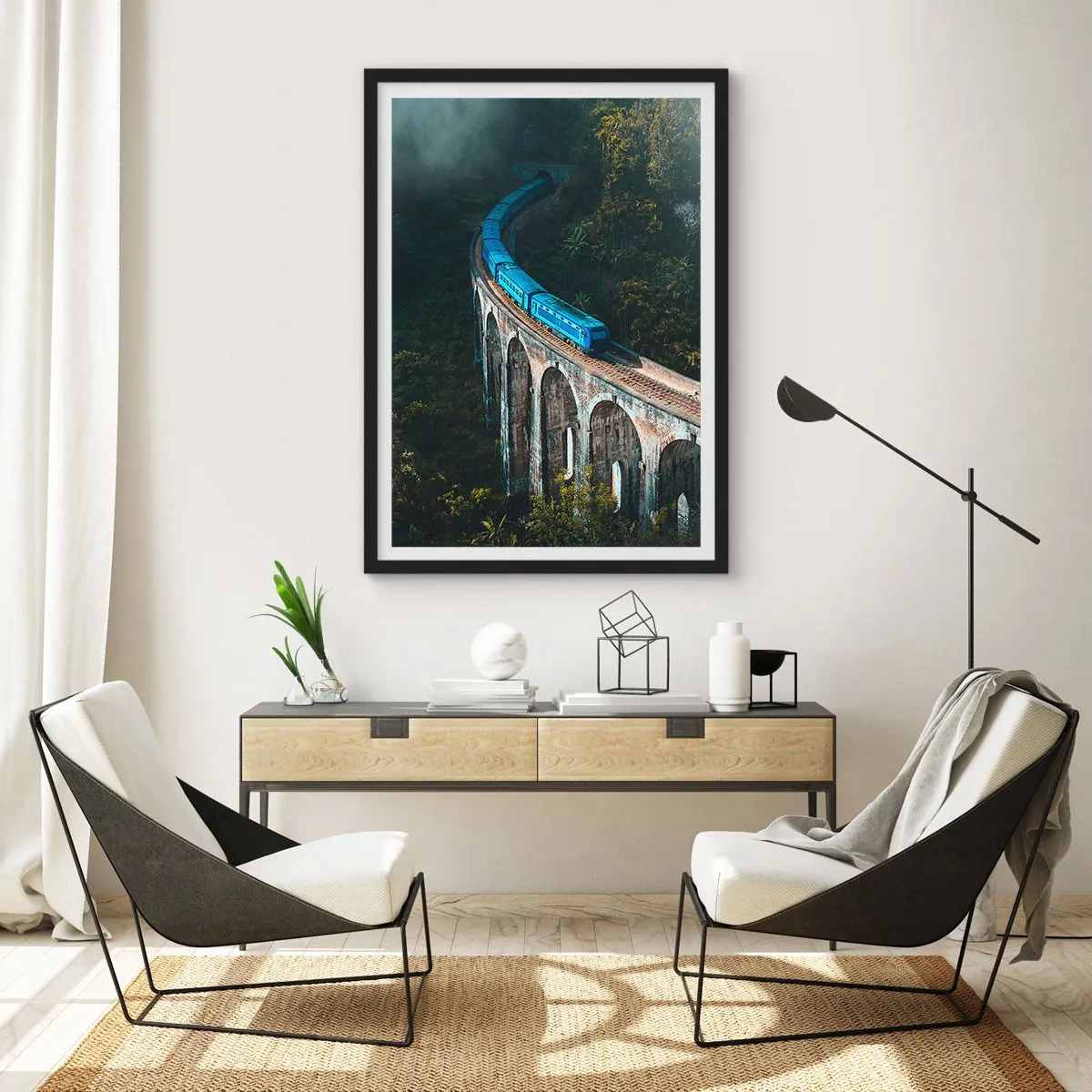 Affiche dans un cadre noir - Poster - Un train bleu passant sur un viaduc pittoresque - 50x70cm - Train nature - Décoration murale moderne pour le salon et la chambre ARTTOR