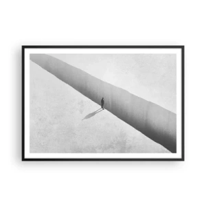 Affiche dans un cadre noir - Poster - Une silhouette solitaire se tient au-dessus d'un gouffre profond dans un décor monochrome. - 100x70cm - Un objectif clair - Décoration murale moderne pour le salon et la chambre ARTTOR