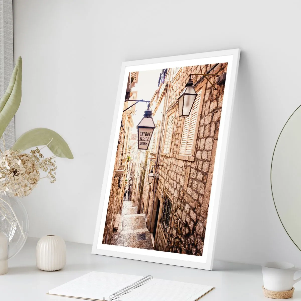 Affiche dans un cadre blanc - Poster - Une charmante ruelle - 70x100 cm