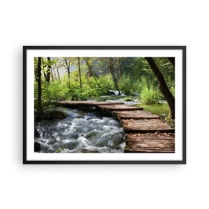 Affiche dans un cadre noir - Poster - Un pont en bois sur un ruisseau tumultueux entouré par la verdure de la forêt. - 70x50cm - Au-dessus de la cascade mousseuse - Décoration murale moderne pour le salon et la chambre ARTTOR