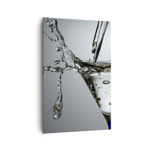 Impression sur toile - Image sur toile - Verre à Martini avec éclaboussures d'eau dynamiques sur fond clair. - 80x120cm - Sur le bord de la coupe - Décoration murale moderne pour le salon et la chambre ARTTOR