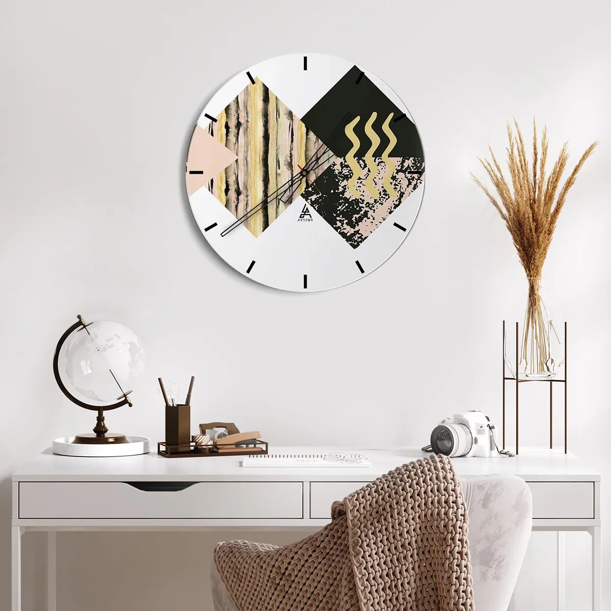 Horloge murale - Pendule murale - Motif abstrait avec des formes et des motifs géométriques - 30x30cm - Pas si simple - Décoration murale moderne pour le salon, la cuisine et la chambre ARTTOR