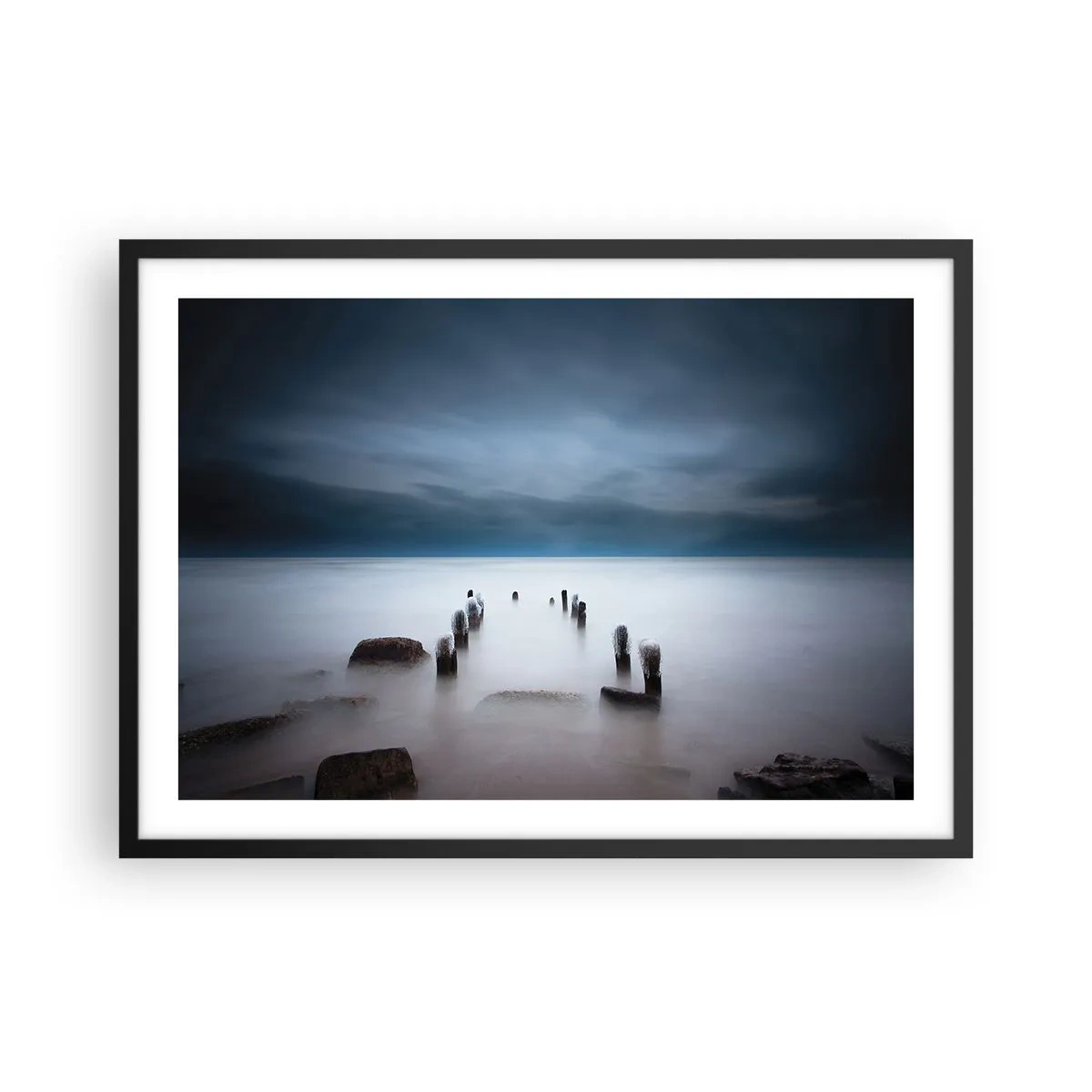 Affiche dans un cadre noir - Poster - La vieille jetée sur fond de mer calme - 70x50cm - Lac pensif - Décoration murale moderne pour le salon et la chambre ARTTOR